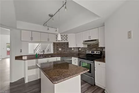 Kitchen - 302 Mainsail Dr #15, Hampton, VA 23664 photo 3 of 7