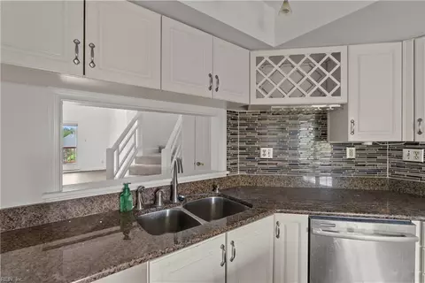 Kitchen - 302 Mainsail Dr #15, Hampton, VA 23664 photo 7 of 7
