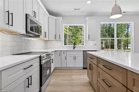 Kitchen - 1631 Colonial Ave, Smithfield, VA 23430 photo 3 of 4