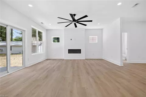 Living - 1631 Colonial Ave, Smithfield, VA 23430 photo 2 of 3