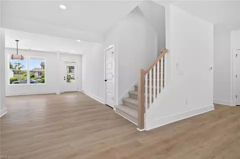 Entry Way - 1631 Colonial Ave, Smithfield, VA 23430 photo 2 of 4