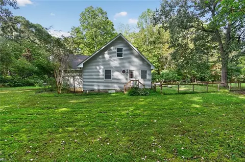 Exterior - 8139 Manor Dr, Gloucester, VA 23061 photo 5 of 12