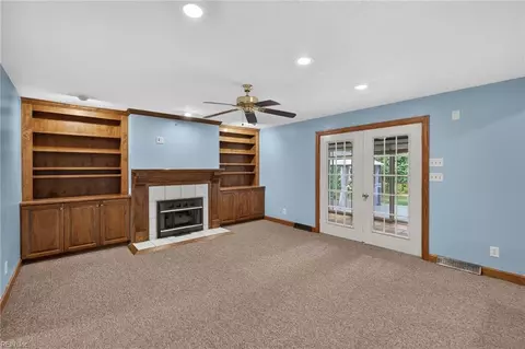 Living - 8139 Manor Dr, Gloucester, VA 23061 photo 3 of 5