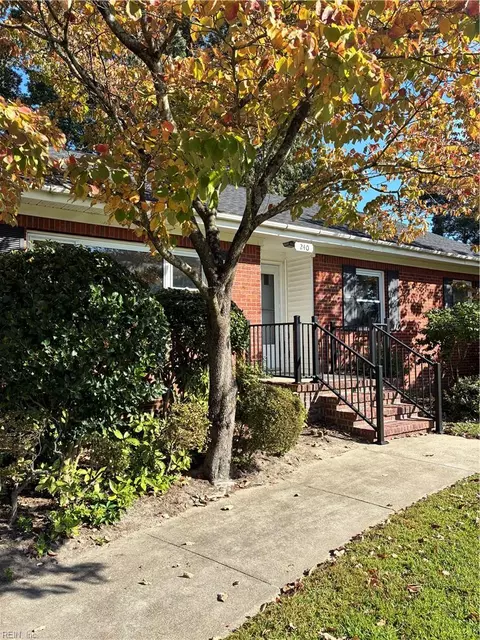 240 E Mcginnis Cir, Norfolk, VA 23502