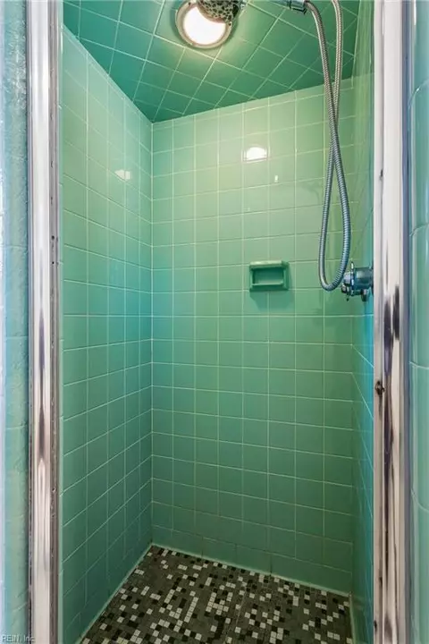 Bath - 60 N Willard Ave, Hampton, VA 23663 photo 3 of 5