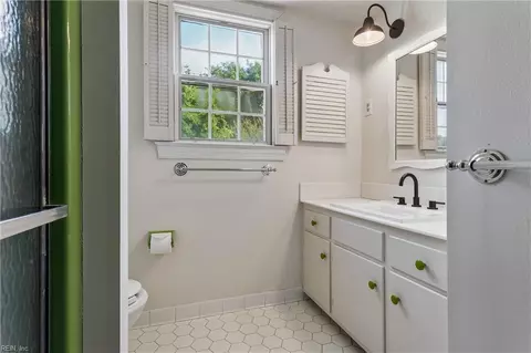 Bath - 60 N Willard Ave, Hampton, VA 23663 photo 4 of 5