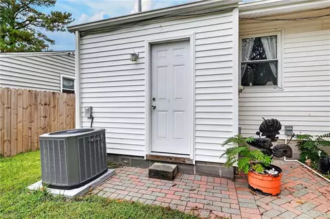 Exterior - 419 Hunlac Ave, Hampton, VA 23664 photo 4 of 11