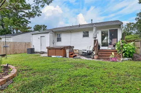 Exterior - 419 Hunlac Ave, Hampton, VA 23664 photo 7 of 11