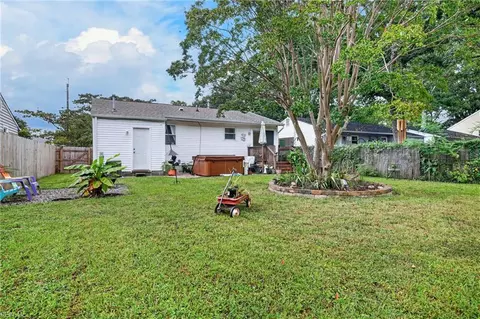 Exterior - 419 Hunlac Ave, Hampton, VA 23664 photo 8 of 11