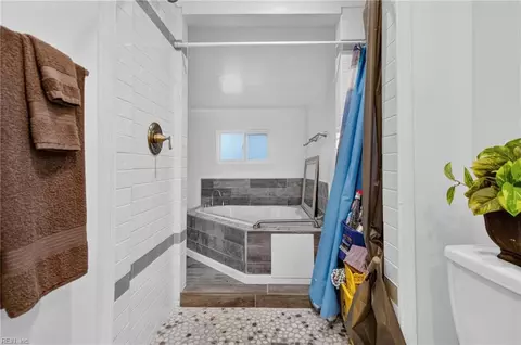 Bath - 2021 Seward Dr, Hampton, VA 23663 photo 2 of 5