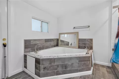 Bath - 2021 Seward Dr, Hampton, VA 23663 photo 3 of 5