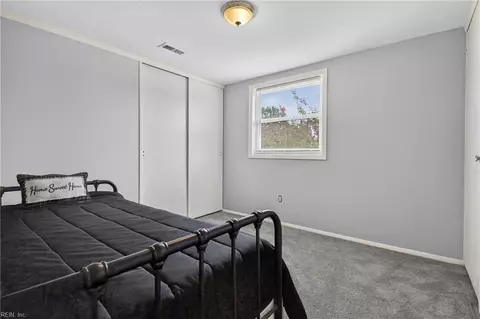Bedroom - 2021 Seward Dr, Hampton, VA 23663 photo 4 of 7