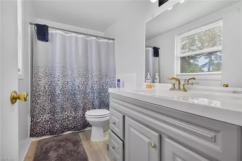 Bath - 2021 Seward Dr, Hampton, VA 23663 photo 5 of 5