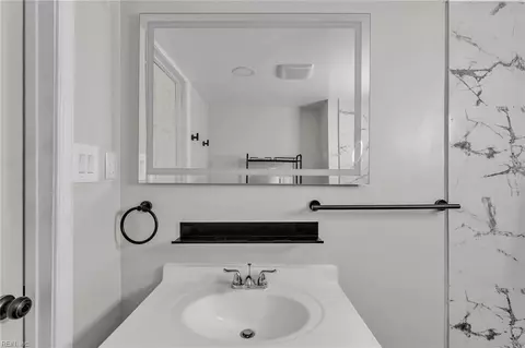 Bath - 320 Mary St, Hampton, VA 23664 photo 3 of 3