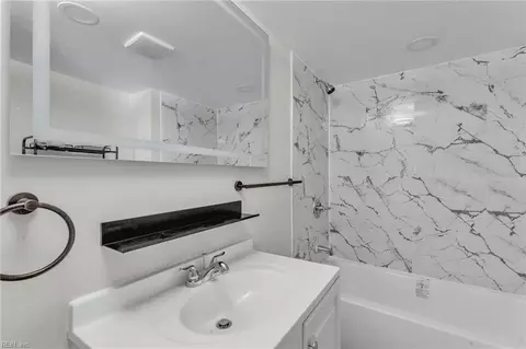Bath - 320 Mary St, Hampton, VA 23664 photo 2 of 3