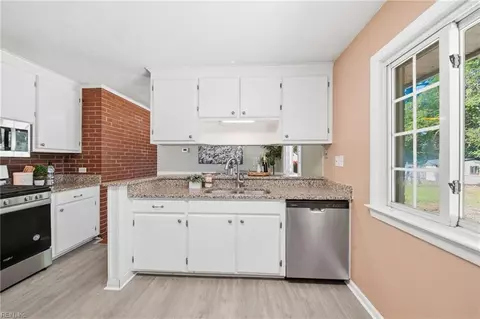 Kitchen - 4 Bramston Dr, Hampton, VA 23666 photo 5 of 5