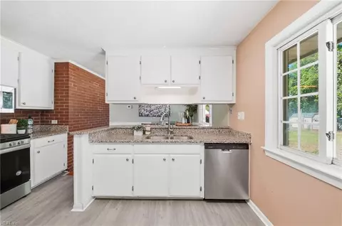 Kitchen - 4 Bramston Dr, Hampton, VA 23666 photo 3 of 5