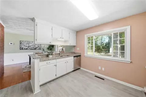 Kitchen - 4 Bramston Dr, Hampton, VA 23666 photo 4 of 5