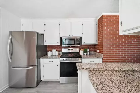 Kitchen - 4 Bramston Dr, Hampton, VA 23666 photo 2 of 5