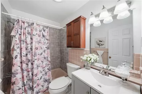 Bath - 4 Bramston Dr, Hampton, VA 23666 photo 2 of 3