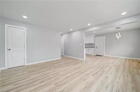 Living - 722 Ridgeway Ave, Hampton, VA 23661 photo 2 of 4