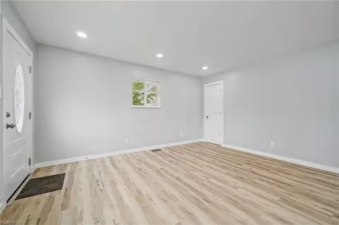 Living - 722 Ridgeway Ave, Hampton, VA 23661 photo 4 of 4