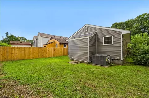 Exterior - 722 Ridgeway Ave, Hampton, VA 23661 photo 3 of 7