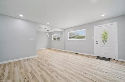 Living - 722 Ridgeway Ave, Hampton, VA 23661 photo 3 of 4
