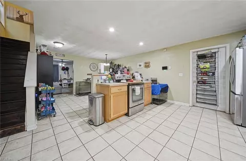 Entry Way - 317 Dixie Dr, Norfolk, VA 23505 photo 5 of 7
