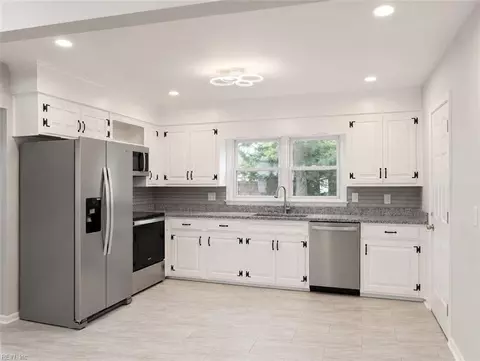 704 Lord Nelson Dr, Virginia Beach, VA 23464