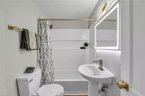 Bath - 2417 Juniper St, Norfolk, VA 23513 photo 3 of 3