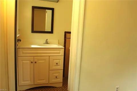 Bath - 1805 Broadstreet Rd, Hampton, VA 23666 photo 1 of 2