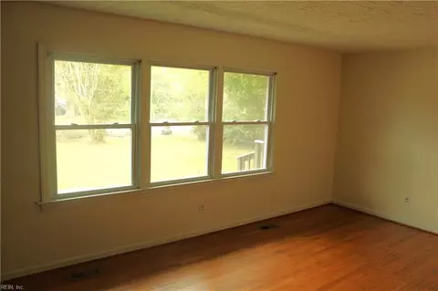 Living - 1805 Broadstreet Rd, Hampton, VA 23666 photo 3 of 5