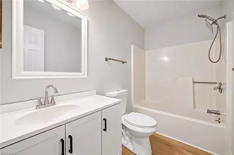 Bath - 10 Harrogate Ln, Hampton, VA 23666 photo 1 of 2