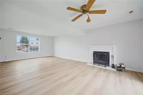 Living - 10 Harrogate Ln, Hampton, VA 23666 photo 2 of 2