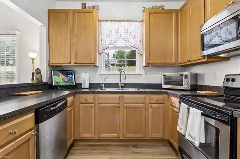 Kitchen - 1528 Hambledon Loop, Chesapeake, VA 23320 photo 2 of 4