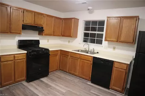 Kitchen - 420 Collier Crst, Suffolk, VA 23434 photo 1 of 1