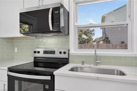 Kitchen - 119 Admiral Ct, Hampton, VA 23669 photo 4 of 5