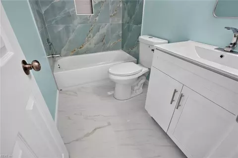 Bath - 119 Admiral Ct, Hampton, VA 23669 photo 2 of 4