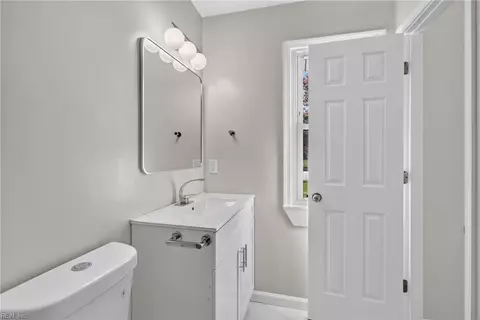 Bath - 119 Admiral Ct, Hampton, VA 23669 photo 4 of 4
