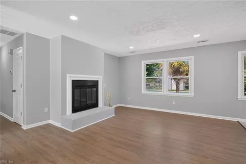Living - 119 Admiral Ct, Hampton, VA 23669 photo 2 of 4