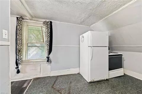 Entry Way - 2508 Shell Rd, Hampton, VA 23661 photo 2 of 4