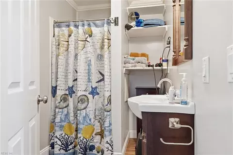 Bath - 1331 Eagle Ave, Norfolk, VA 23518 photo 2 of 3