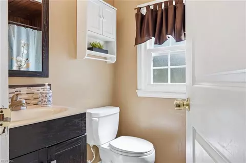 Bath - 1331 Eagle Ave, Norfolk, VA 23518 photo 1 of 3