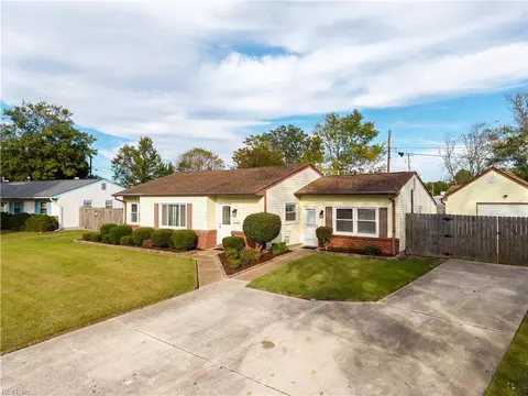 912 Carriage Hill Rd, Virginia Beach, VA 23452