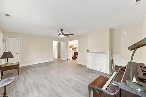 Living - 951 Ingleside Rd, Norfolk, VA 23502 photo 2 of 4