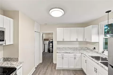 Entry Way - 951 Ingleside Rd, Norfolk, VA 23502 photo 2 of 4