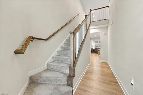 Entry Way - 511 Eldridge Ln, Chesapeake, VA 23323 photo 4 of 8