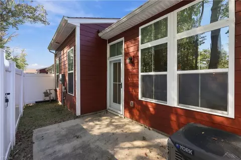 Exterior - 511 Eldridge Ln, Chesapeake, VA 23323 photo 2 of 3