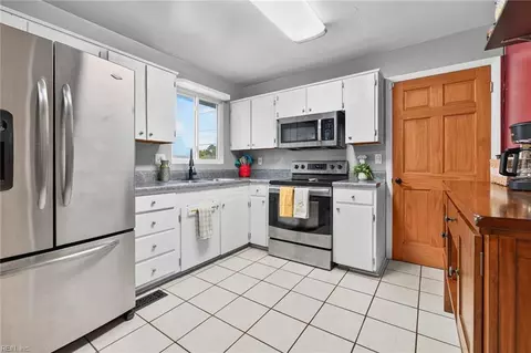 Kitchen - 3400 Hyde Cir, Norfolk, VA 23513 photo 3 of 3
